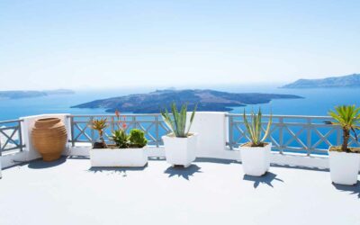 Charme méditerranéen : Apportez la sérénité de la mer à votre maison avec des couleurs douces et des éléments naturels.